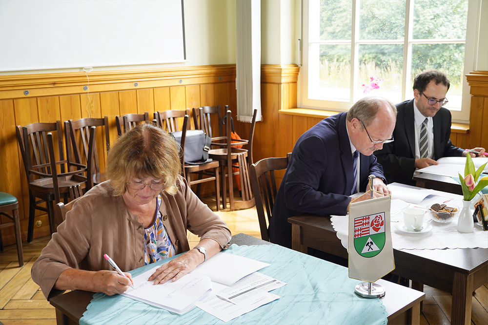 Bahnhof Klostermansfeld - Vertrag Wipperliese - Dr. Angelika Klein (Landrätin Mansfeld-Südharz), Thomas Webel (Verkehrsminister Sachsen-Anhalt), Peter Panitz (NASA-Geschäftsführer)