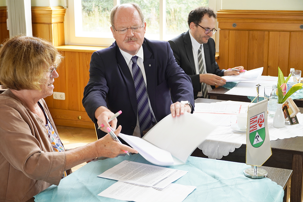 Bahnhof Klostermansfeld - Vertrag Wipperliese - Dr. Angelika Klein (Landrätin Mansfeld-Südharz), Thomas Webel (Verkehrsminister Sachsen-Anhalt), Peter Panitz (NASA-Geschäftsführer)