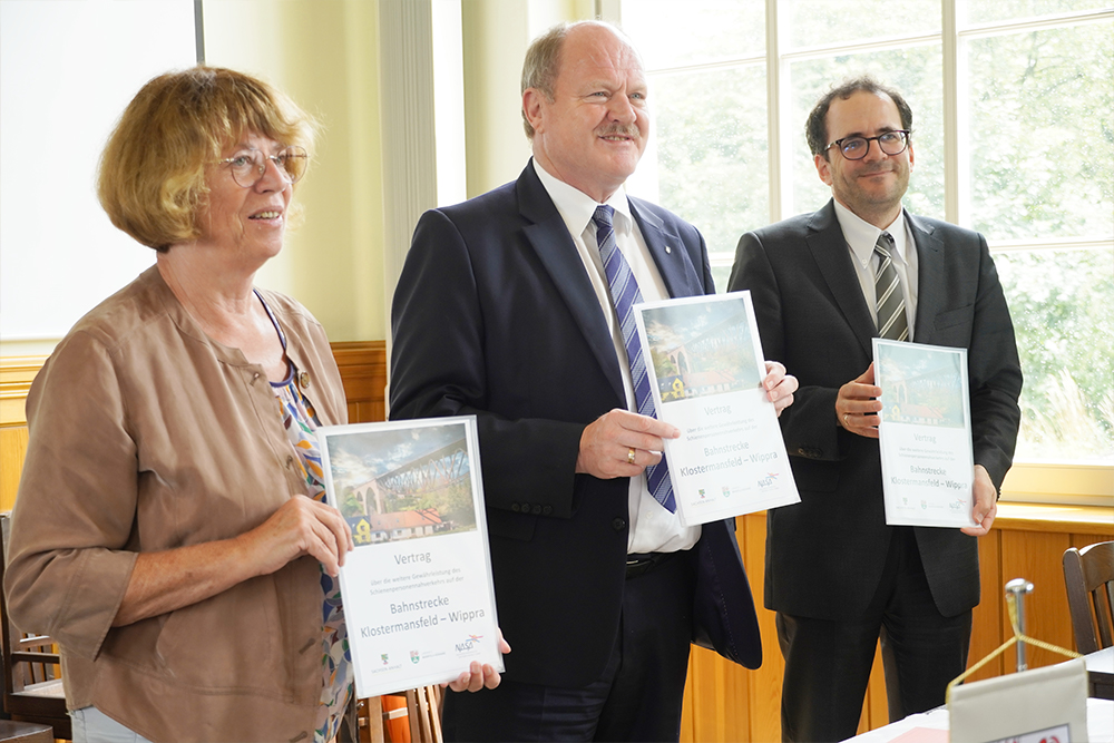 Bahnhof Klostermansfeld - Vertrag Wipperliese - Dr. Angelika Klein (Landrätin Mansfeld-Südharz), Thomas Webel (Verkehrsminister Sachsen-Anhalt), Peter Panitz (NASA-Geschäftsführer)