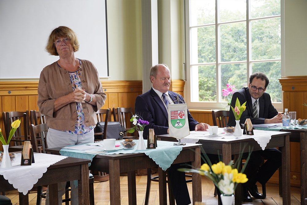 Bahnhof Klostermansfeld - Vertrag Wipperliese zwischen Dr. Angelika Klein (Landrätin Mansfeld-Südharz), Thomas Webel (Verkehrsminister Sachsen-Anhalt), Peter Panitz (NASA-Geschäftsführer)